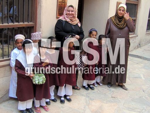 147 Klasse mit égyptischer Lehrerin.JPG